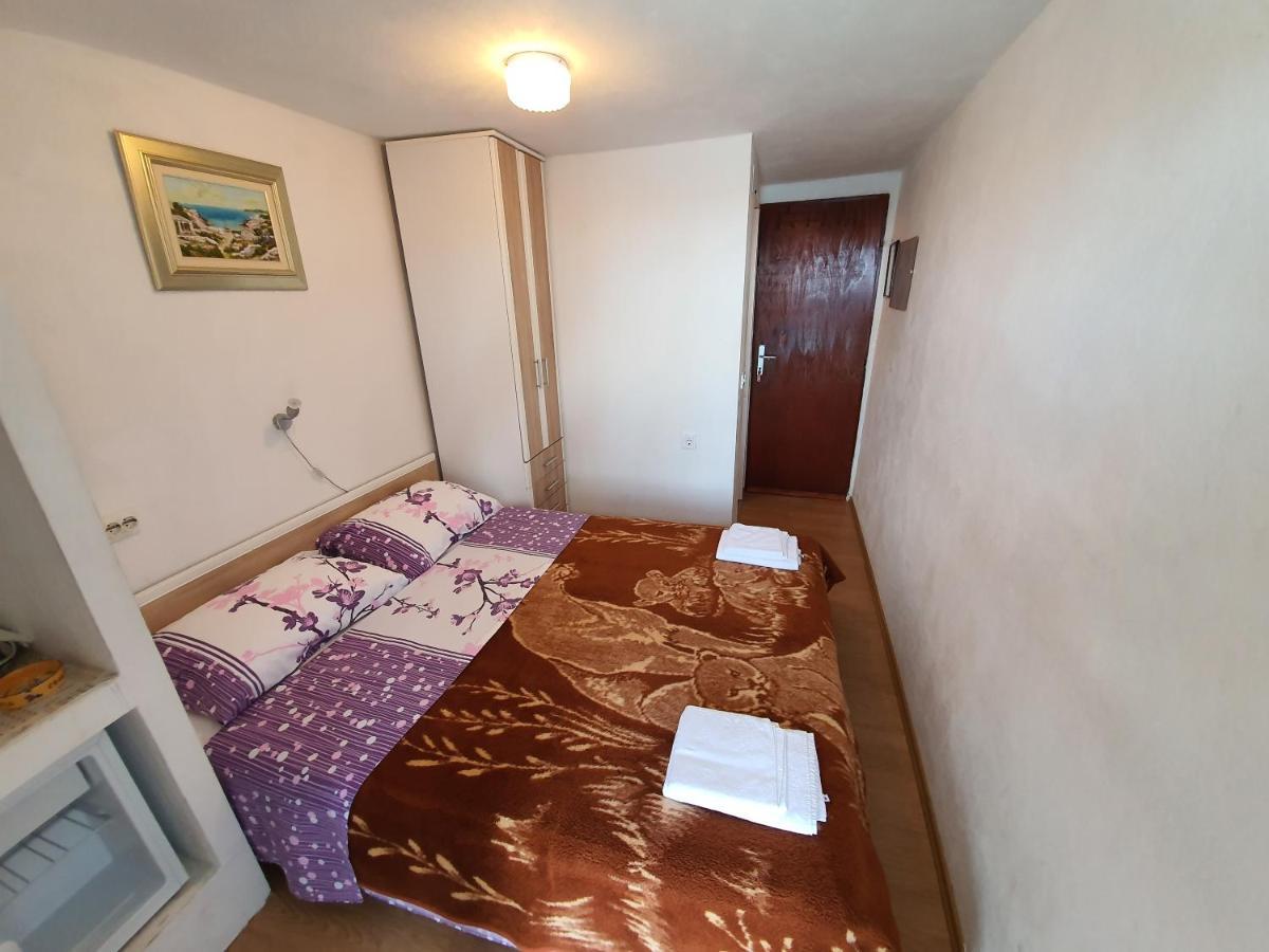 Apartment And Rooms Lucica Komiža Eksteriør bilde