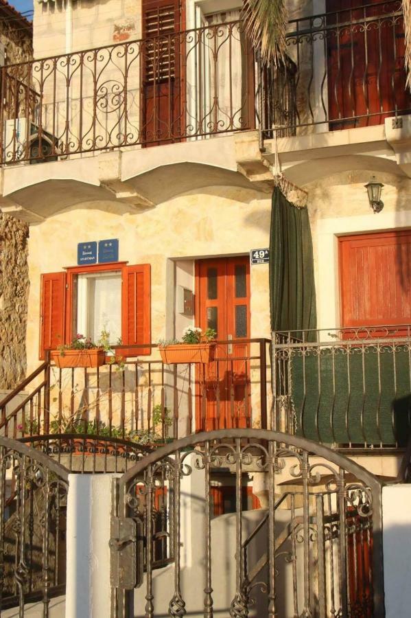 Apartment And Rooms Lucica Komiža Eksteriør bilde